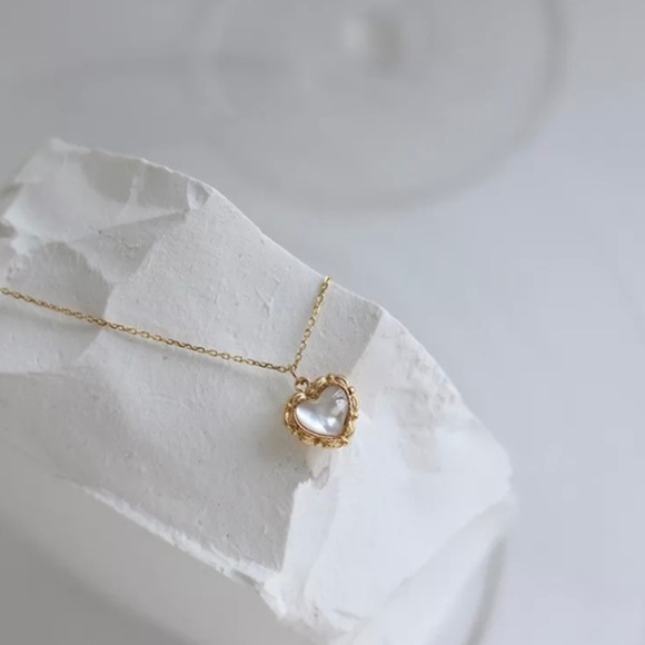 18K PVD Gold Plated Natural Shell Heart Retro Vintage Feel Necklace. - Picture 7 of 9